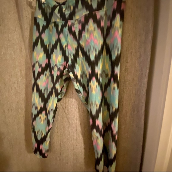 Black New Tank Top and Multi-Color Capri Set- Large - Picture 6 of 6